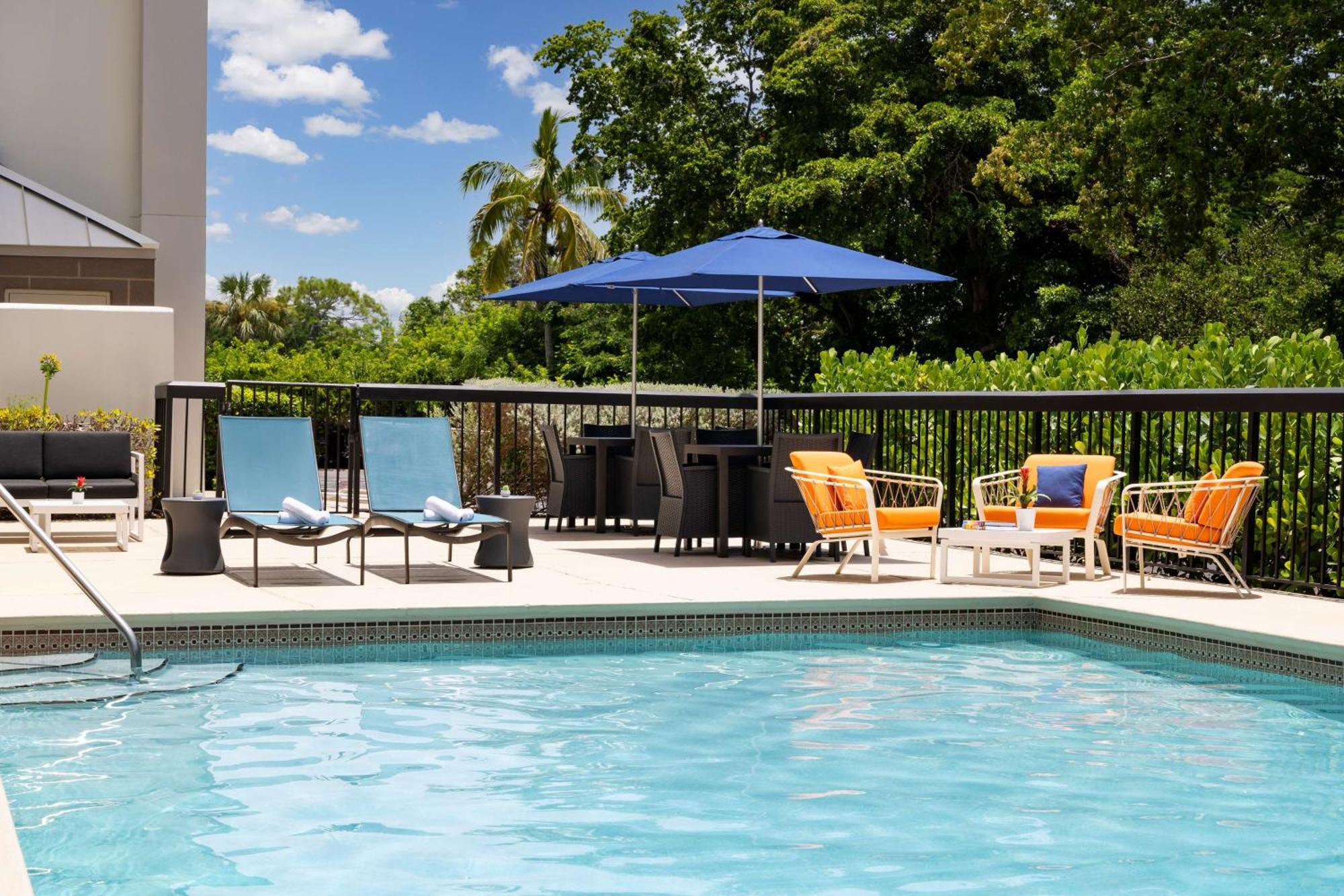 Hampton Inn Naples-Central Екстер'єр фото